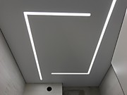 натяжной потолок с теневым зазором в ванной